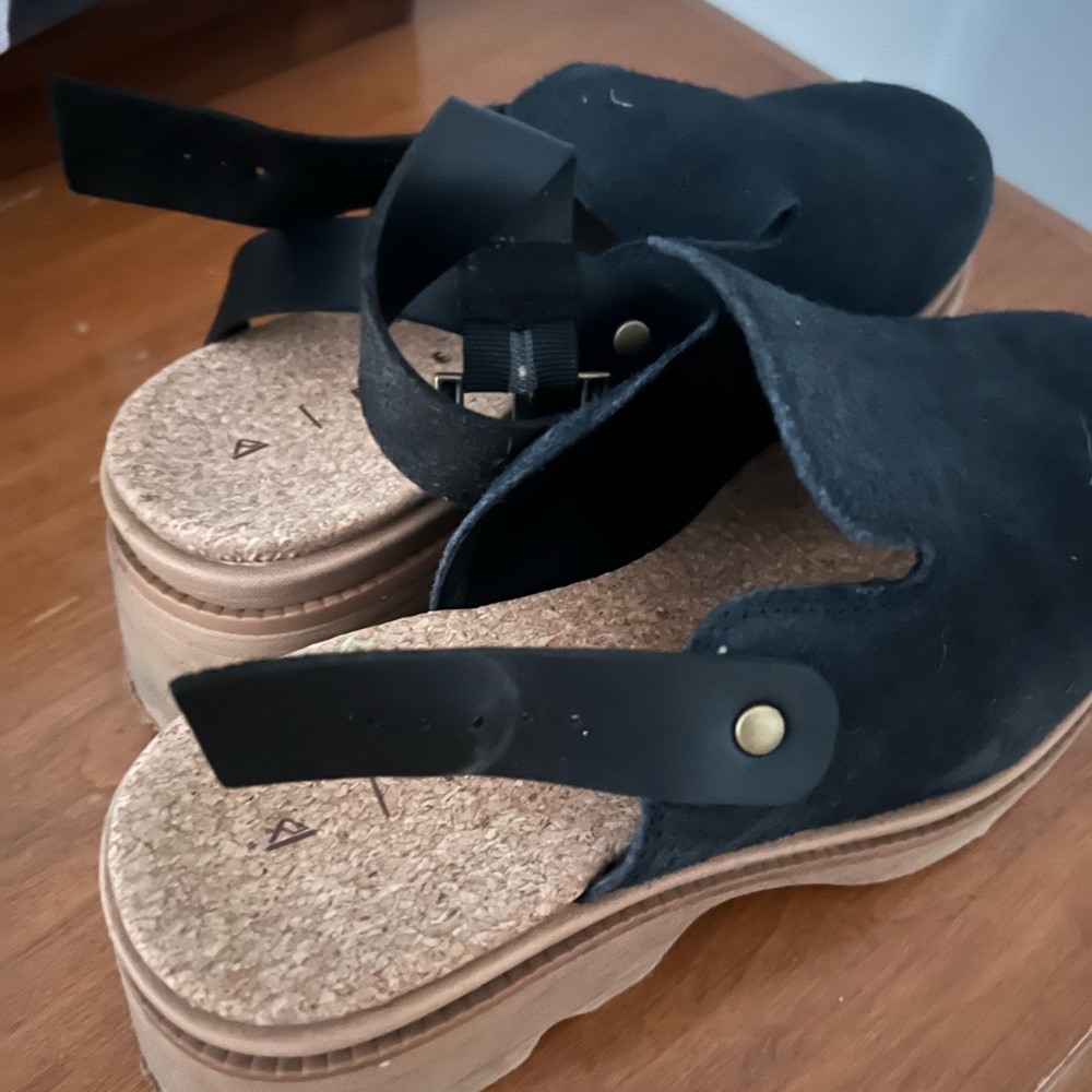 Reef Luxe Solene Black Suede Platform Mules